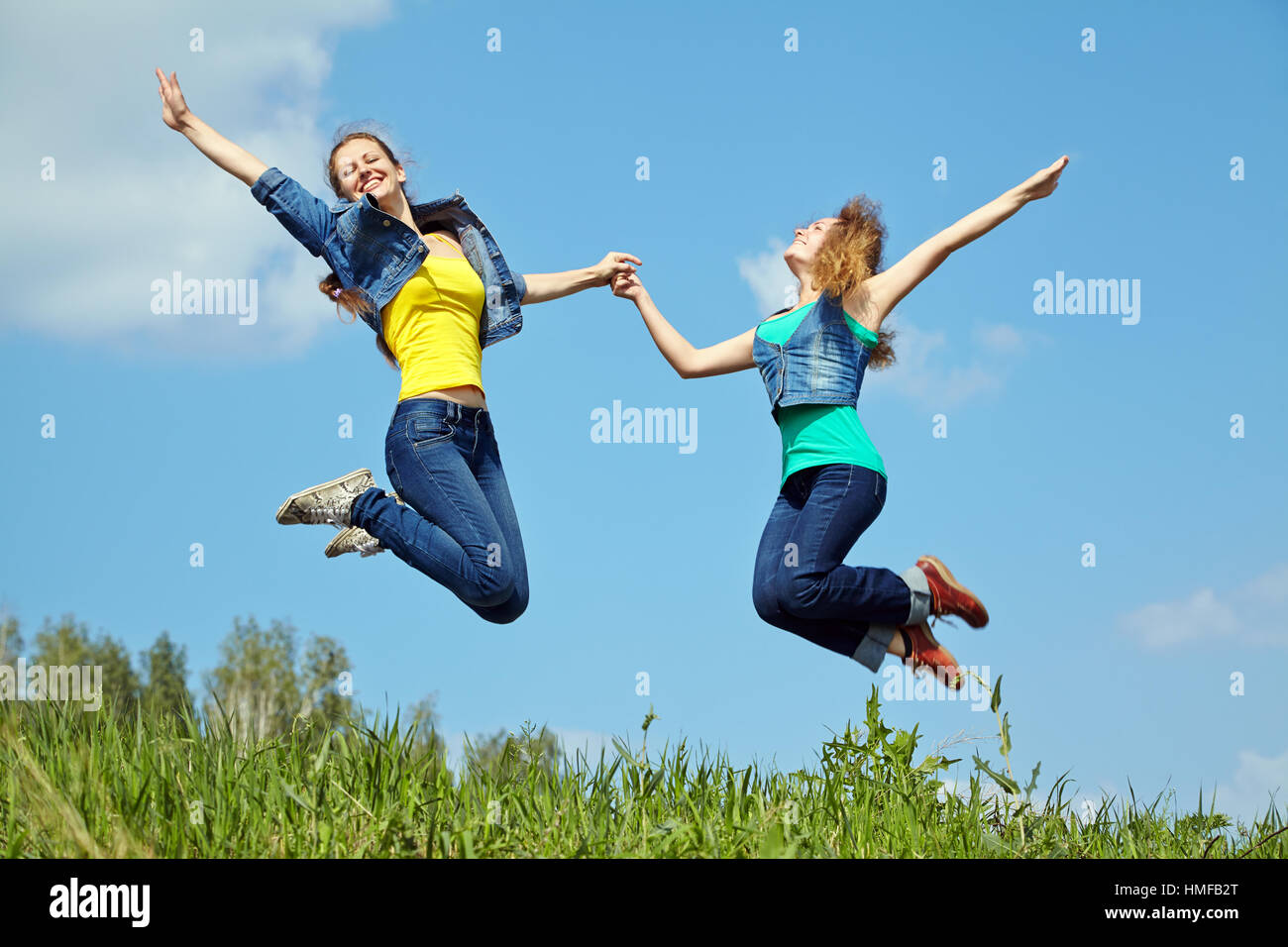 Deux jeunes femmes sautant Banque D'Images