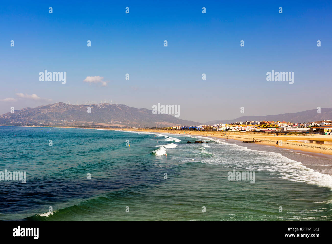 Des kilomètres de plages de sable blanc de la côte Atlantique à la côte espagnole de Playa De Los Lances à Tarifa, Espagne. Banque D'Images