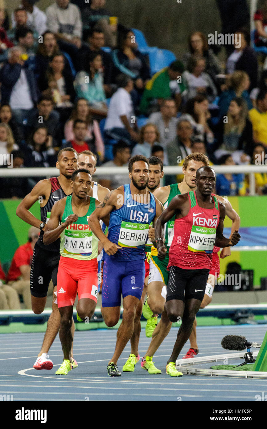 Rio de Janeiro, Brésil. 13 août 2016. Boris Berian (USA) et Alfred Kipketer (KEN) en compétition dans l'épreuve du 800 m lors de la demi-finale olympique 2016 Summ Banque D'Images