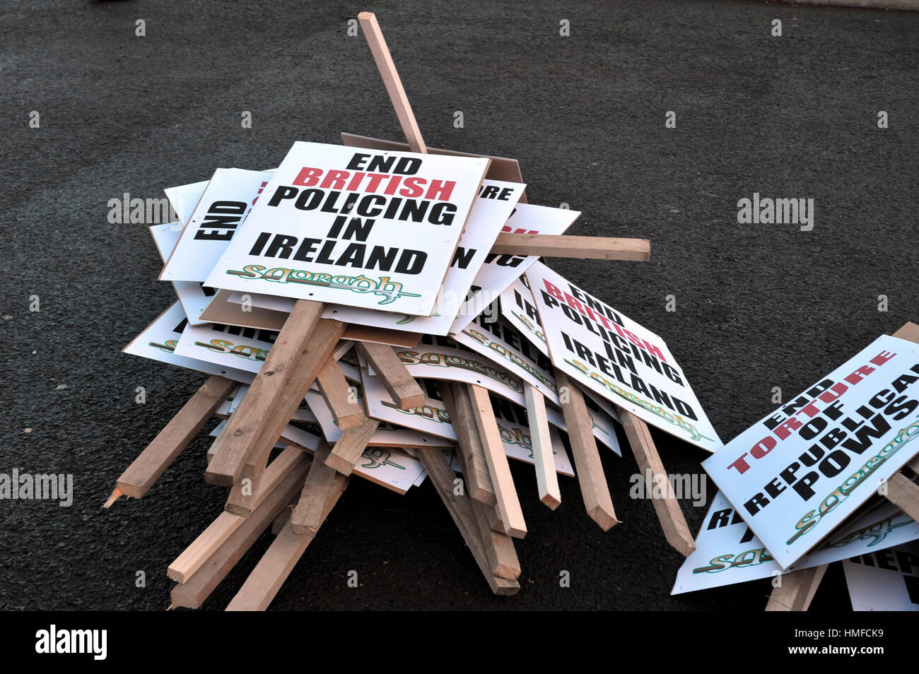 Républicain irlandais dissidents des pancartes devant la 45e Marche annuelle le dimanche sanglant de la Justice à Derry, Londonderry. Banque D'Images