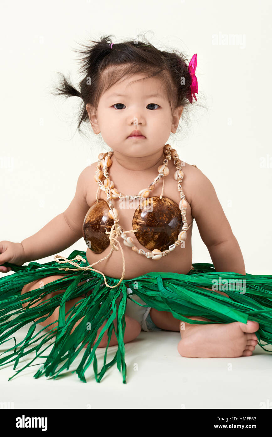Cute Asian baby girl chinois habillés en tenue hawaïenne. Banque D'Images