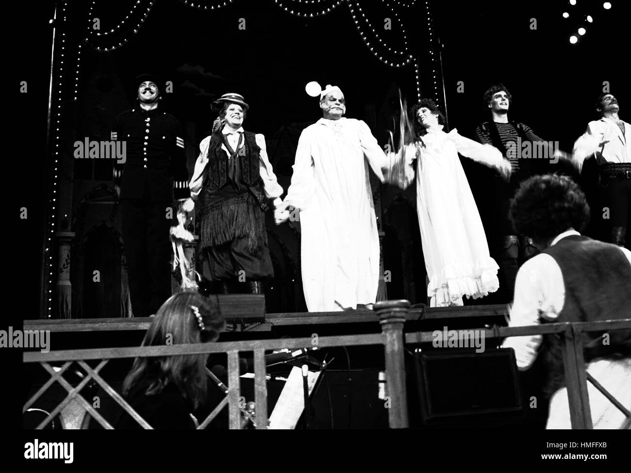 Curtain Call pour les pirates de Penzance au Minskoff Theater à New York. Cast : Kaye Ballard, Maureen McGovern, Rex Smith & Kevin Kline. Septembre 1981 Banque D'Images