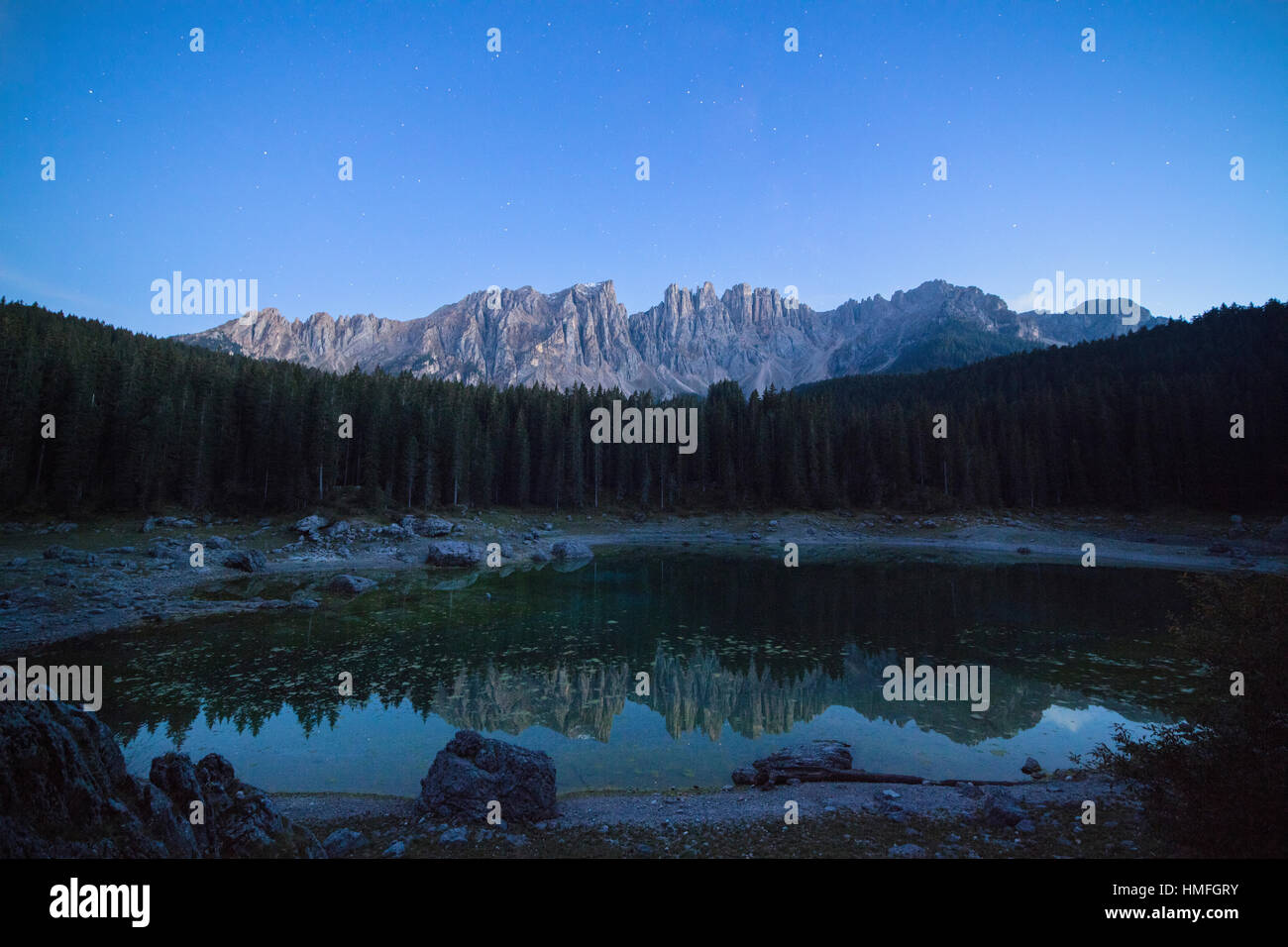Montagnes Latemar et woods se reflètent dans le Lac Karersee au crépuscule, Ega, vallée de la province de Bolzano, le Tyrol du Sud, Italie Banque D'Images