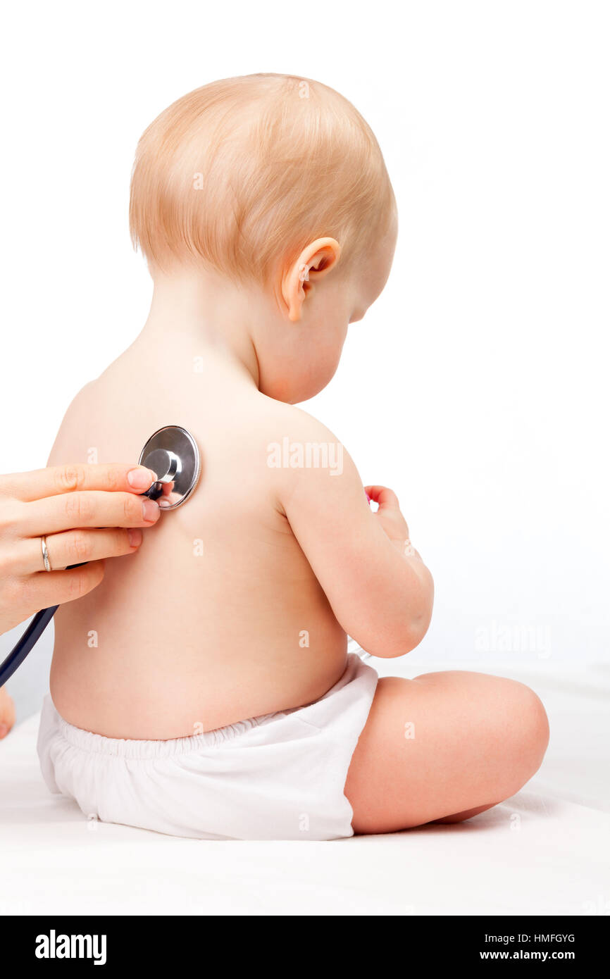 Le pédiatre examine petite fille à l'aide d'un stéthoscope pour écouter de  dos du bébé contrôle du rythme cardiaque Photo Stock - Alamy