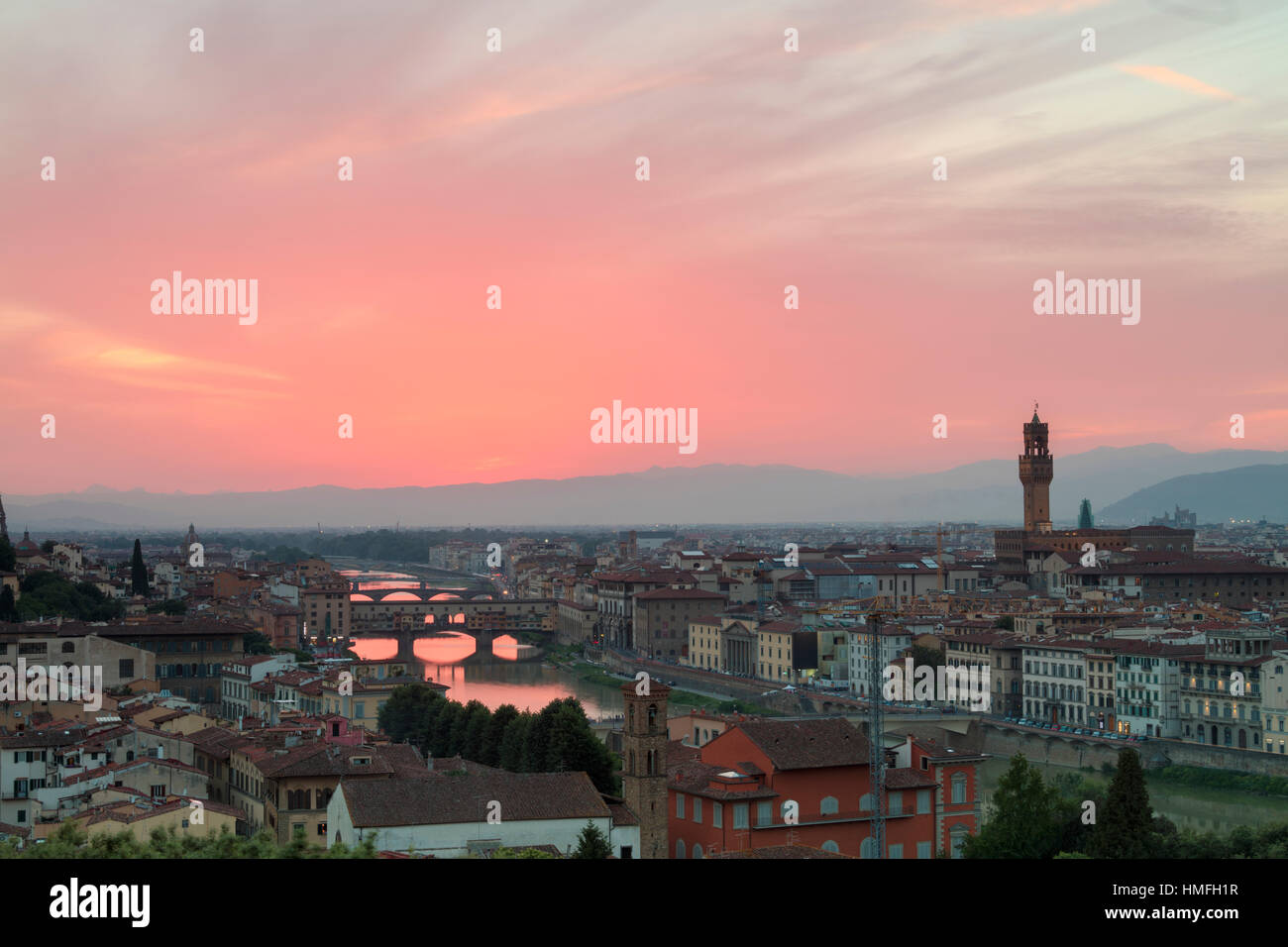 Arno avec le Ponte Vecchio et le Palazzo Vecchio au coucher du soleil vu de la Piazzale Michelangelo, Florence, Toscane, Italie Banque D'Images