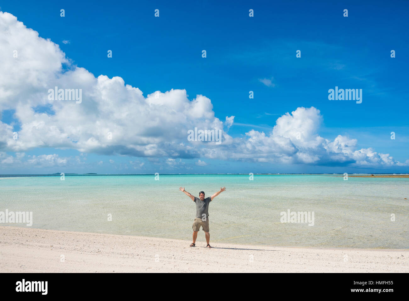 Homme debout sur une plage de sable blanc dans le lagon de Wallis, Wallis et Futuna, Pacific Banque D'Images