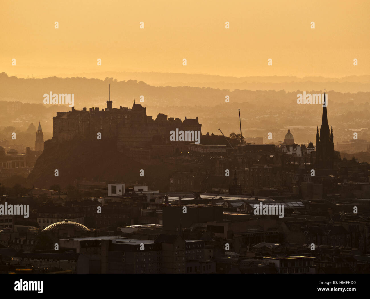 Holyrood Park, coucher de soleil sur la ville d'Édimbourg vue depuis le dessus du siège d'Arthur, Edinburgh, Lothian, Scotland, UK Banque D'Images