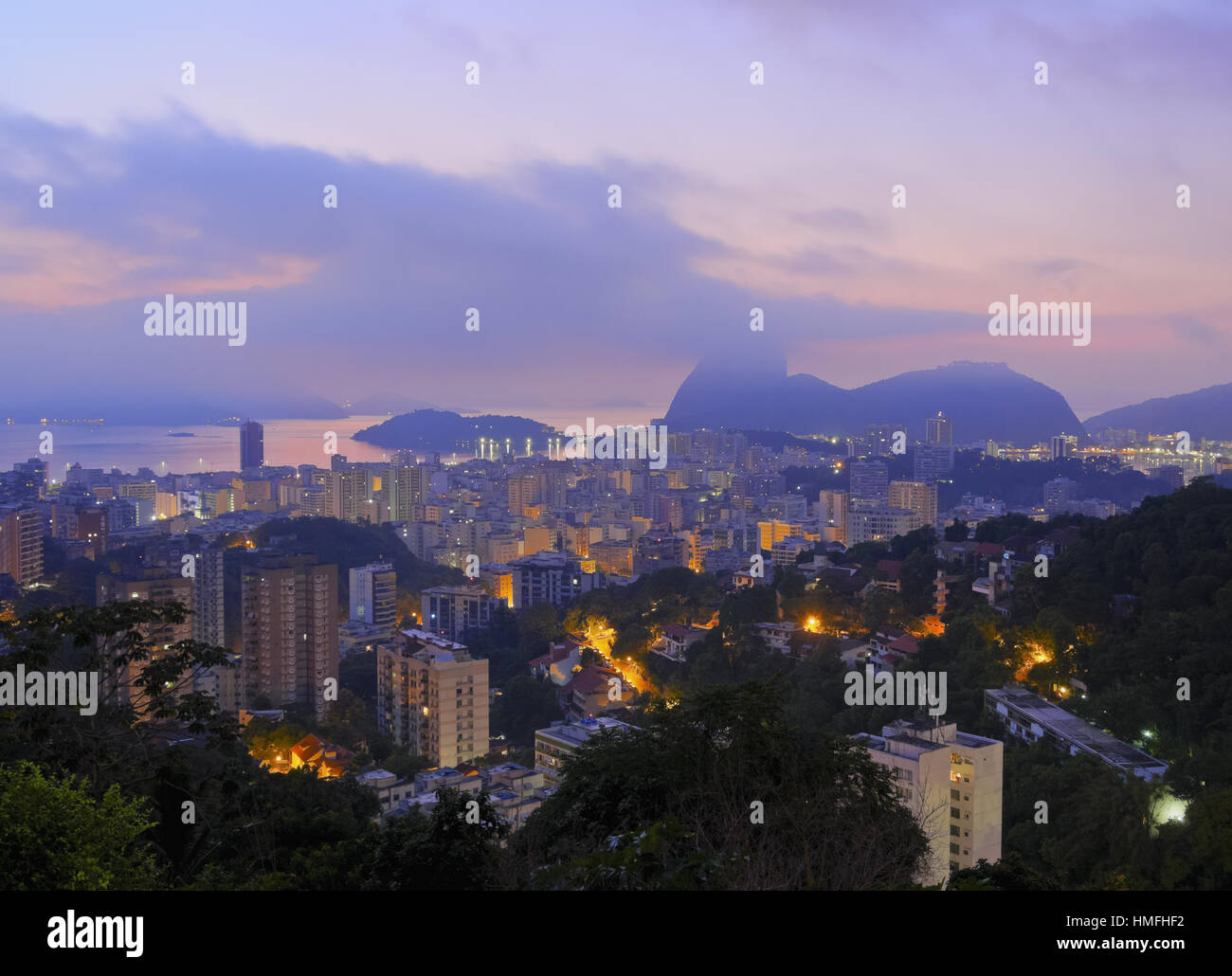 Crépuscule sur Laranjeiras vers le mont Sugarloaf, Pereira da Silva, Rio de Janeiro, Brésil, Amérique du Sud Banque D'Images