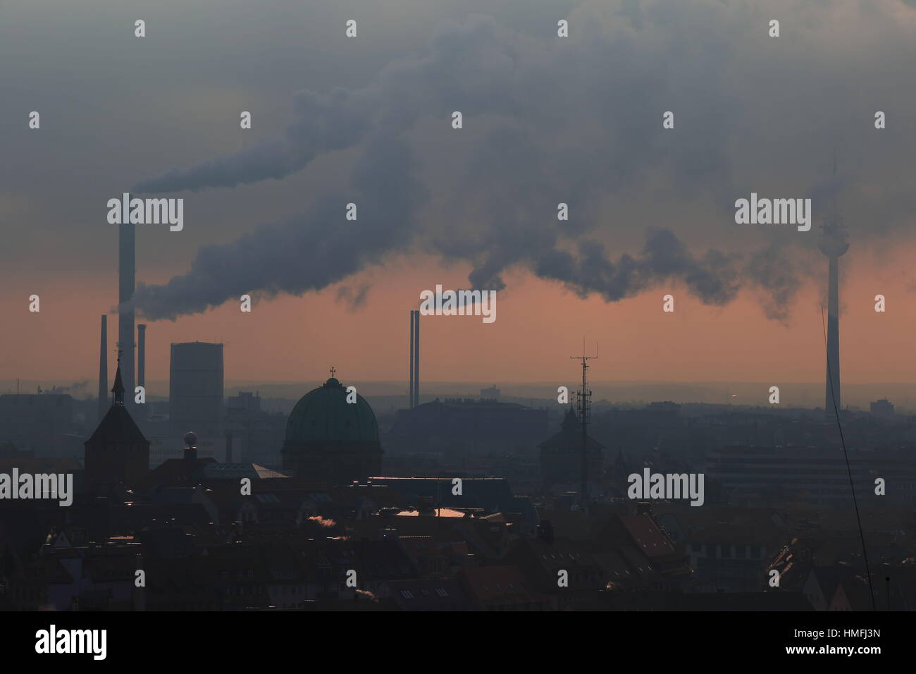 L'Autriche de Nuremberg pollué skyline au coucher du soleil en hiver image avec l'espace de copie au format paysage Banque D'Images