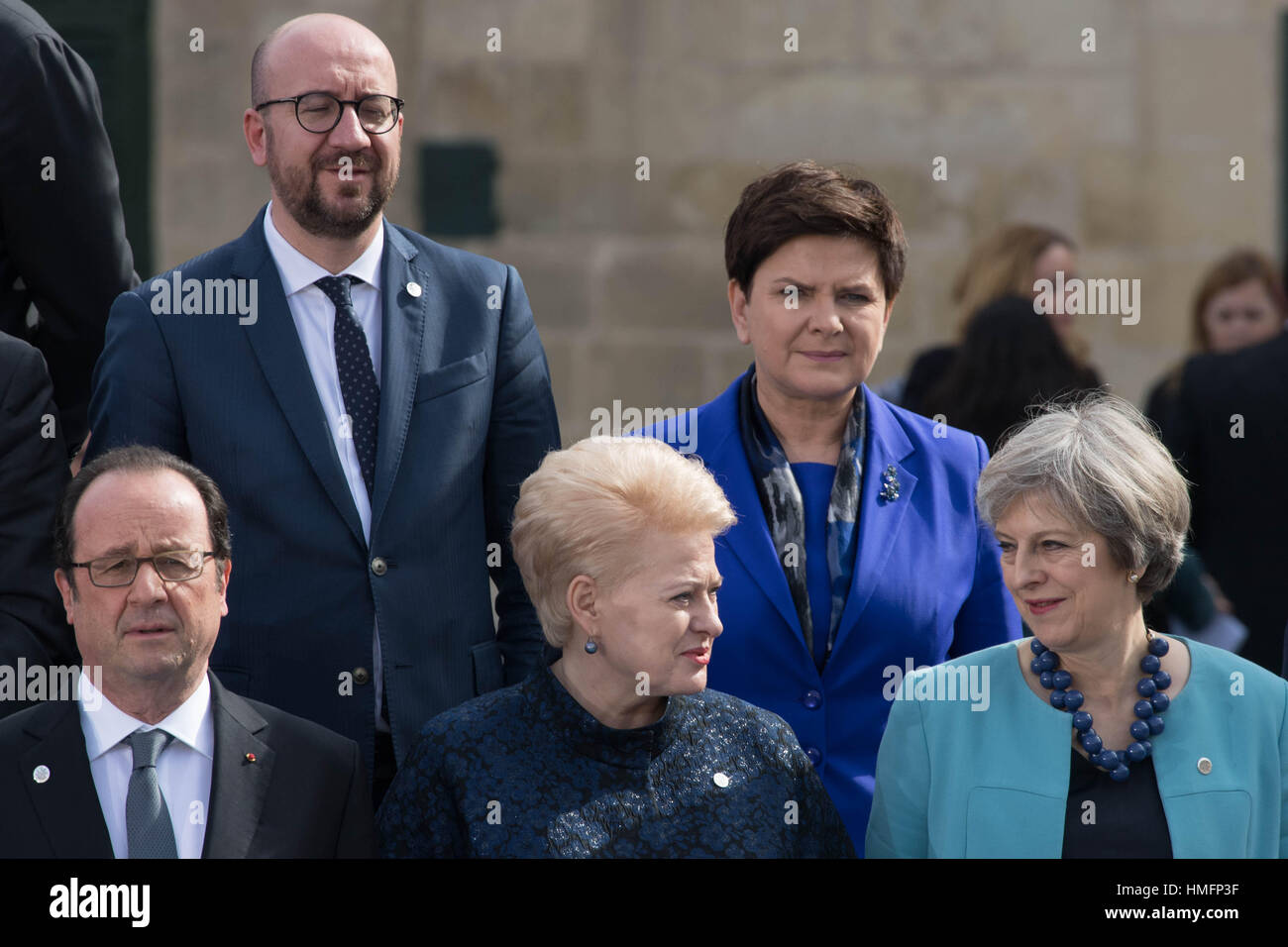 Premier ministre Theresa peut (avant droit) se trouve à côté de le président de la Lituanie, Dalia Grybauskaite et le président français François Hollande (à gauche), ils assistent à une "famille" photographie avec d'autres homologues européens après avoir assisté à la première session de travail d'un sommet informel à Malte. Banque D'Images