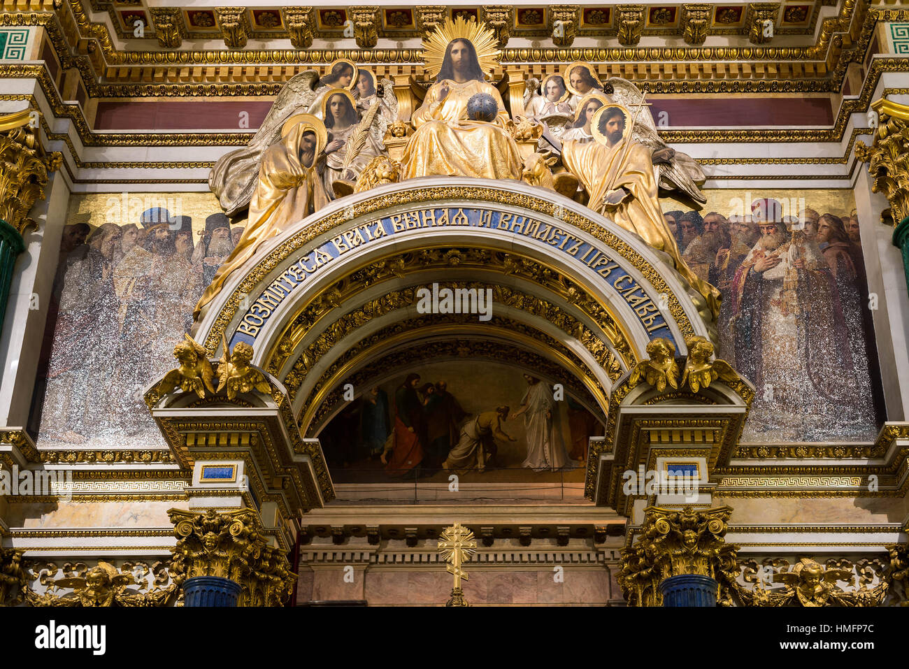SAINT PETERSBURG, Russie - le 10 septembre 2013. À l'intérieur de la Cathédrale Saint Isaac absolument décorées de peintures et de bas-reliefs , la Russie. Banque D'Images