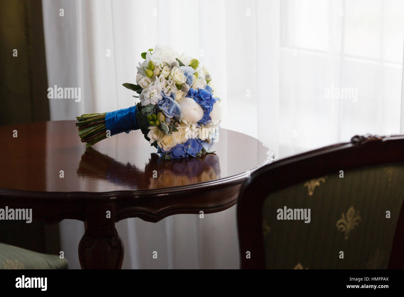 Bouquet de mariage table près de window Banque D'Images