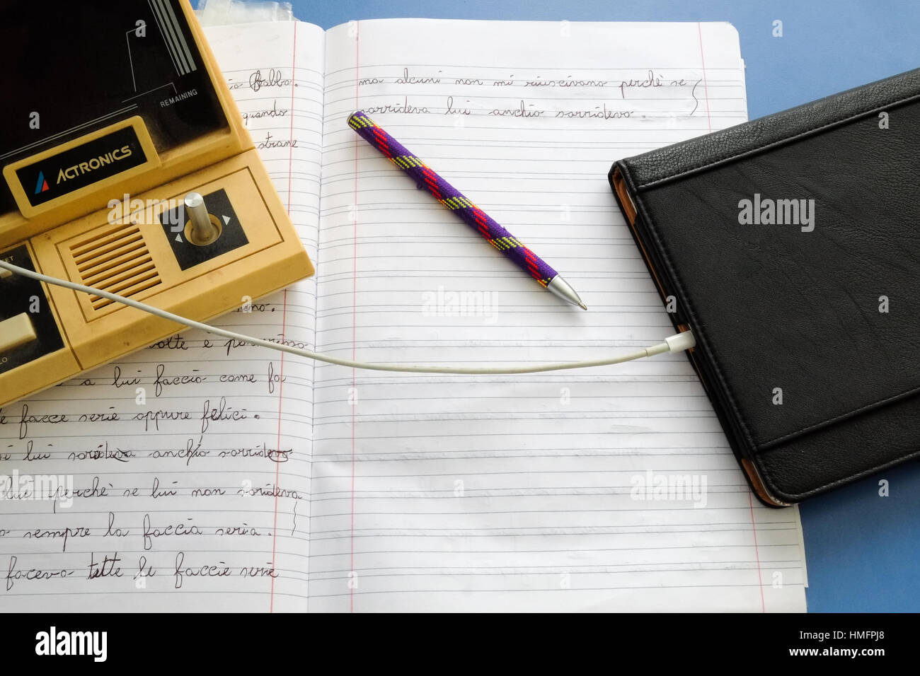 Années 1980, des techniques anciennes et modernes de la console de jeux distrayants de devoirs enfants comprimés Banque D'Images