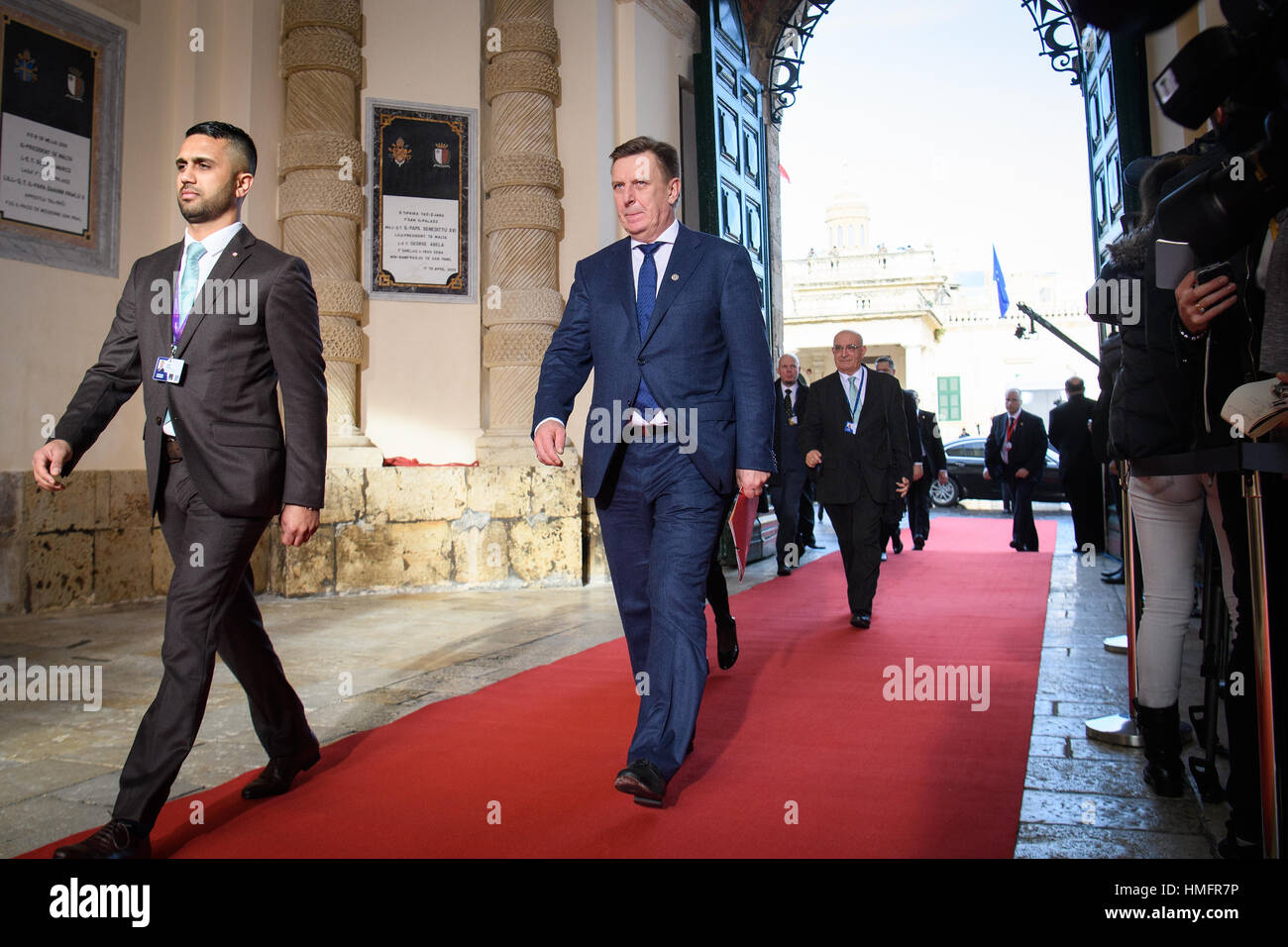 Premier Ministre de Lettonie, Maris, Kucinskis (centre), en arrivant à l'Grandmaster's Palace à La Valette, Malte, pour un sommet informel. Banque D'Images