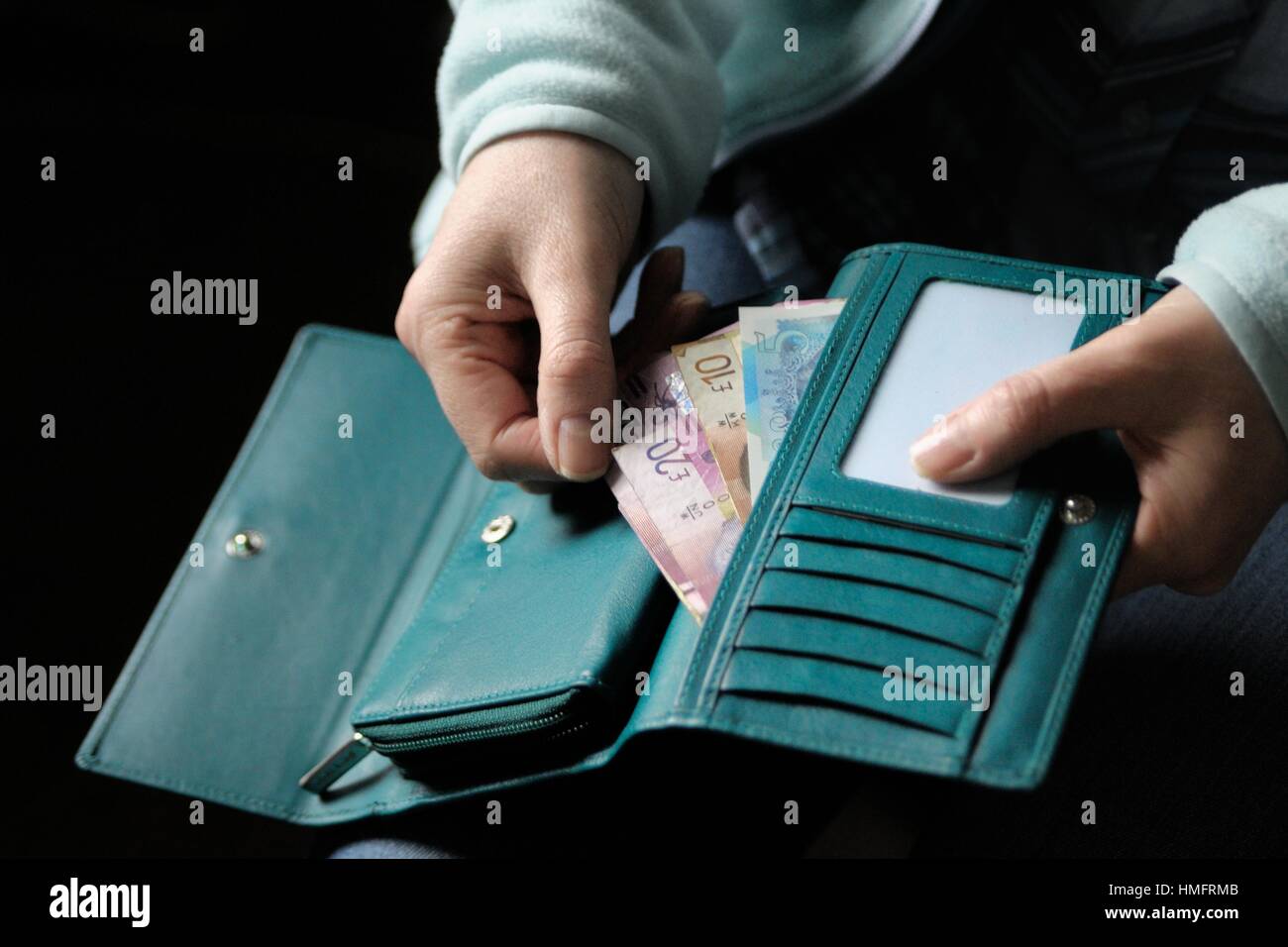 L'argent dans le sac à main de femme Banque D'Images