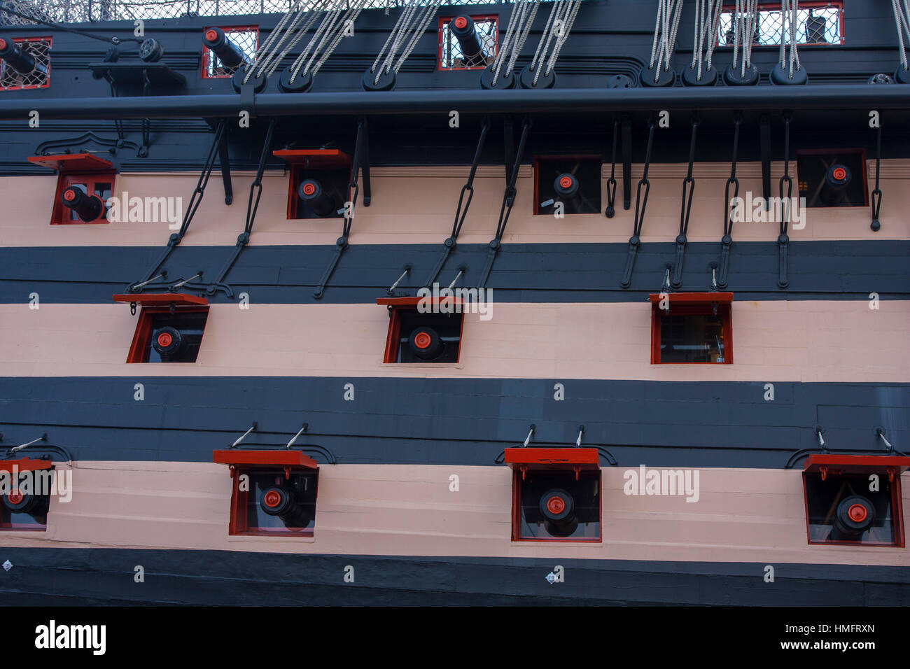 Close up de ports d'armes à feu de tribord du HMS Victory Banque D'Images