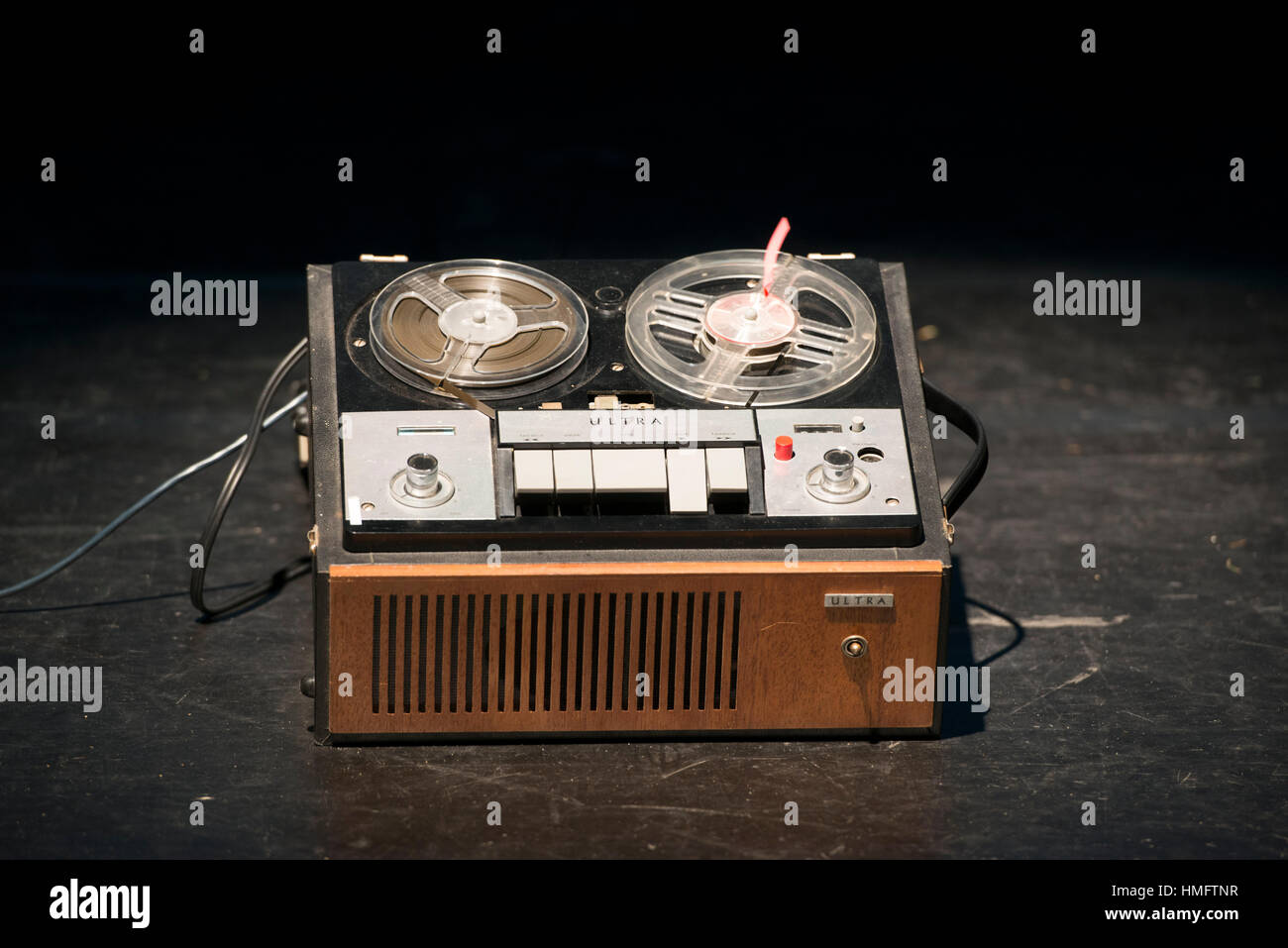 En bois à l'ancienne rouleau à rouleau machine de bande d'enregistrement du son ou de la musique depuis les années 70 Banque D'Images