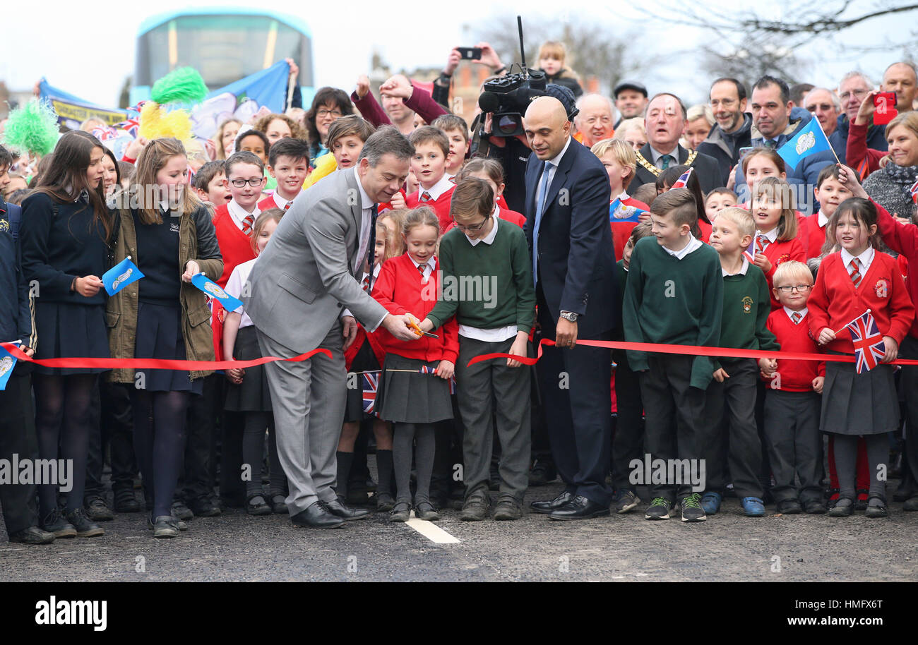 Député local Nigel Adams (à gauche) et les collectivités Sajid Secrétaire Javid regarder comme des enfants des écoles locales rouvrir Tadcaster Bridge plus d'un an après son effondrement partiel en est venu à symboliser la destruction de la Noël 2015 les inondations. Banque D'Images