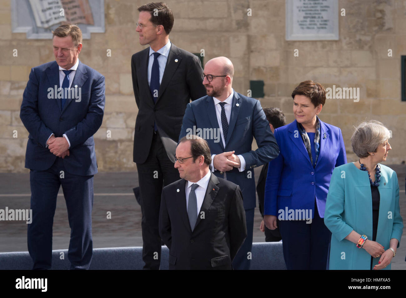 Premier ministre Theresa peut (avant droit) se distingue avec ses homologues européens, à partir de la gauche, le Premier Ministre de Lettonie, Maris Kucinskis, Premier Ministre des Pays-Bas, Mark Rutte, le Président français François Hollande, Premier Ministre de la Belgique, Charles Michel et le premier ministre de Pologne, Beata Szydlo, comme ils l'attente d'une "famille" photo après qu'ils ont assisté à la première session de travail d'un sommet informel à Malte. Banque D'Images