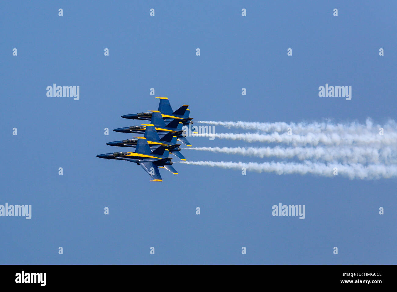Les Blue Angels de la Marine américaine F/A-18 à droite dans la formation d'echelon Banque D'Images