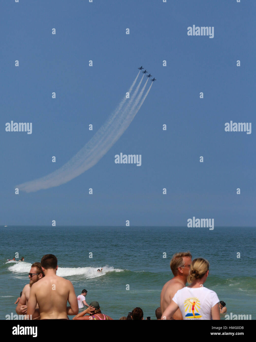 Les Blue Angels de la Marine américaine F/A-18 dans un zoom echelon Banque D'Images