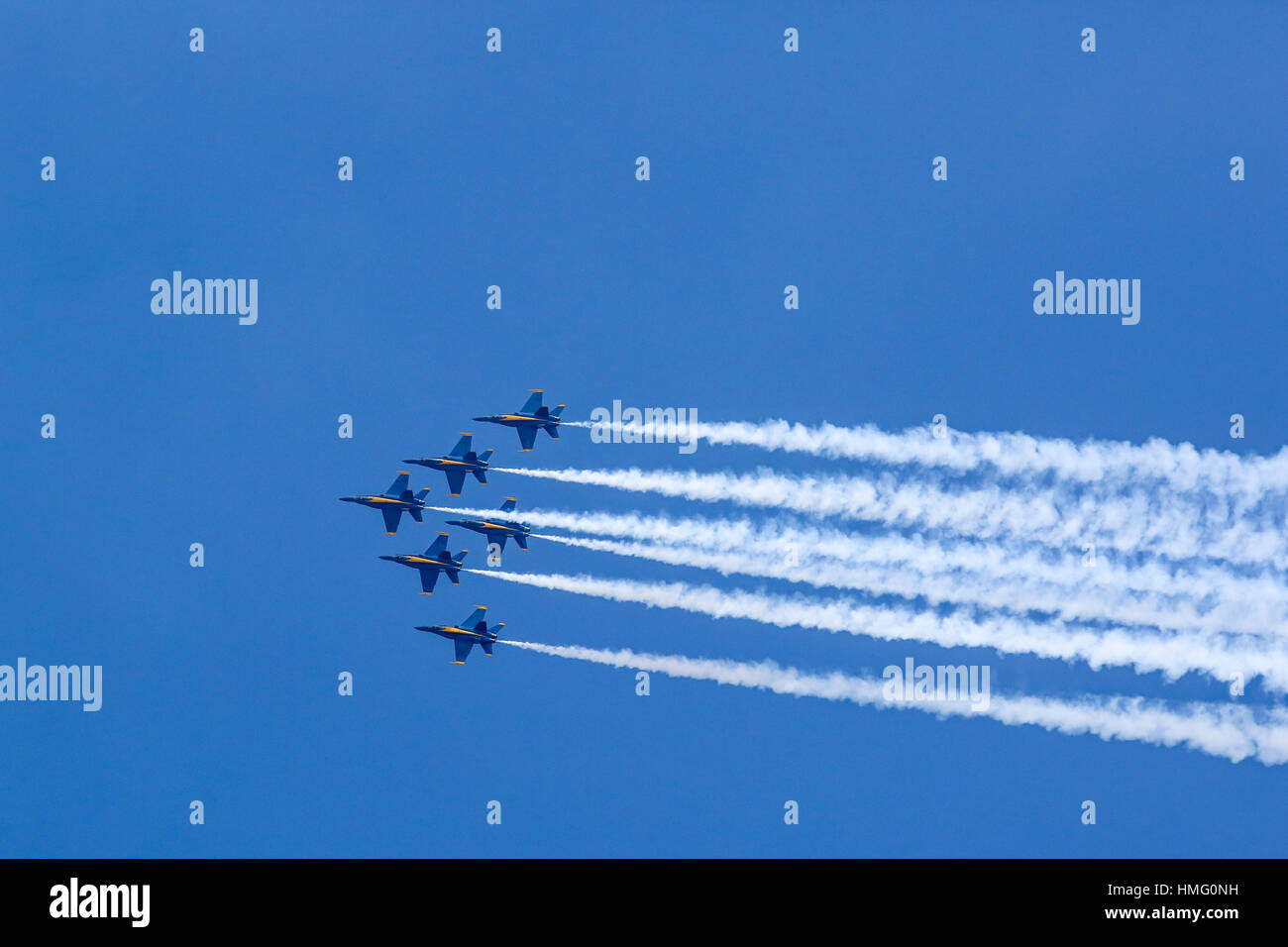 Six U.S. Navy Blue Angels F/A-18 en Delta Formation. Banque D'Images