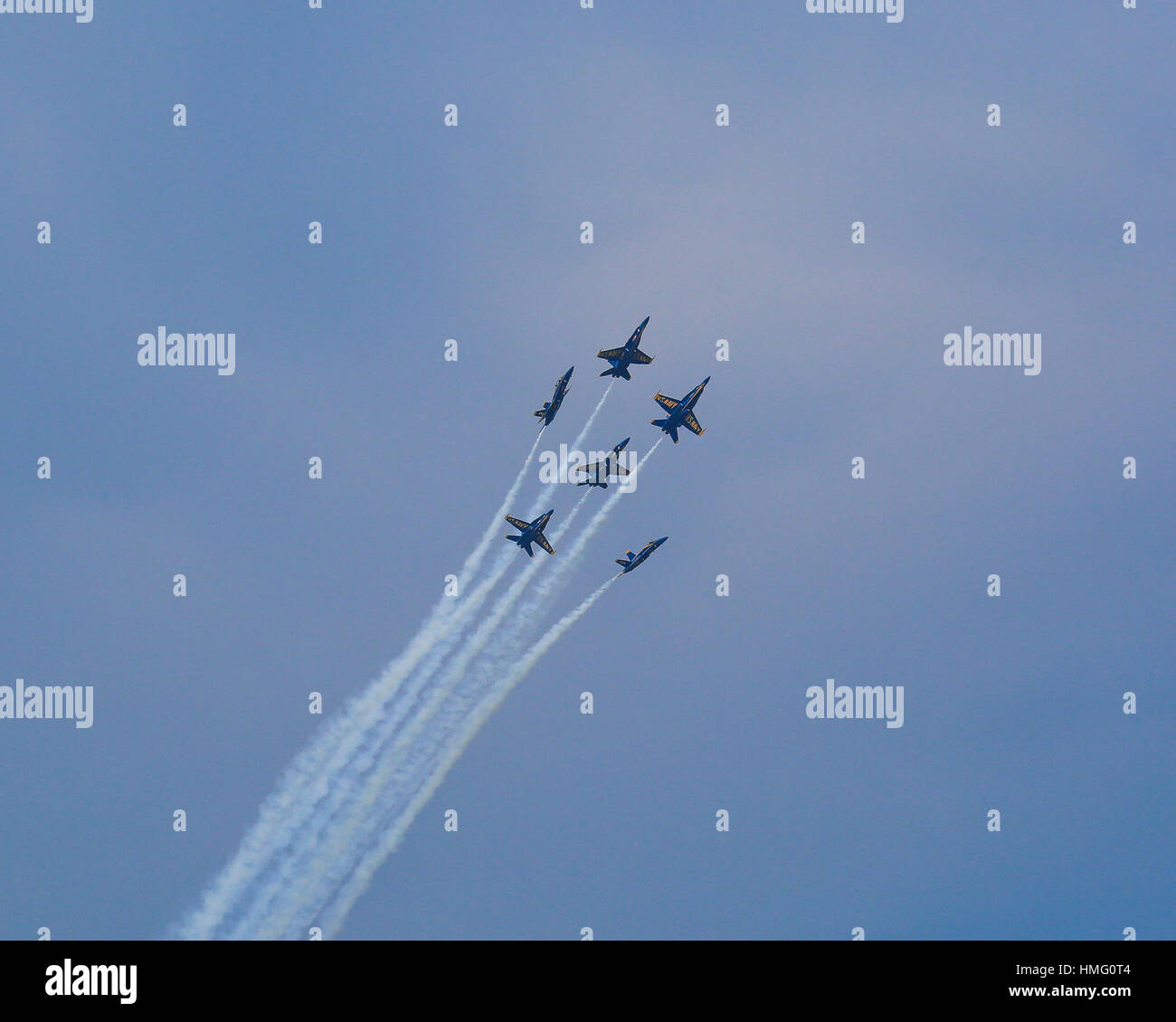 Six U.S. Navy Blue Angels F/A-18 Début exécution d'une fleur de lis. Banque D'Images