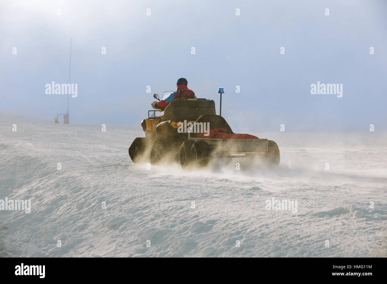 Patrouille de ski d'évacuer un blessé sur une pente de ski en hiver. focus sélectif. Effet de mouvement. Banque D'Images