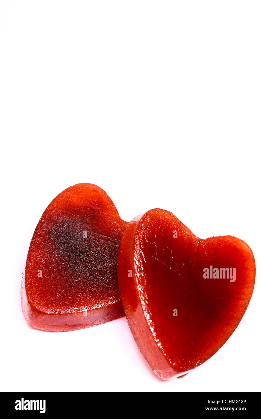 La glace en forme de coeur romantique isolé sur fond blanc Banque D'Images