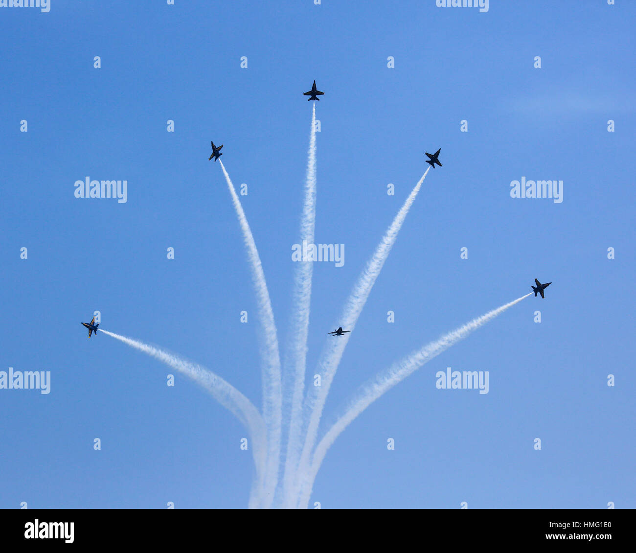 Six U.S. Navy Blue Angels F/A-18 de l'exécution de fleur de lis. Banque D'Images