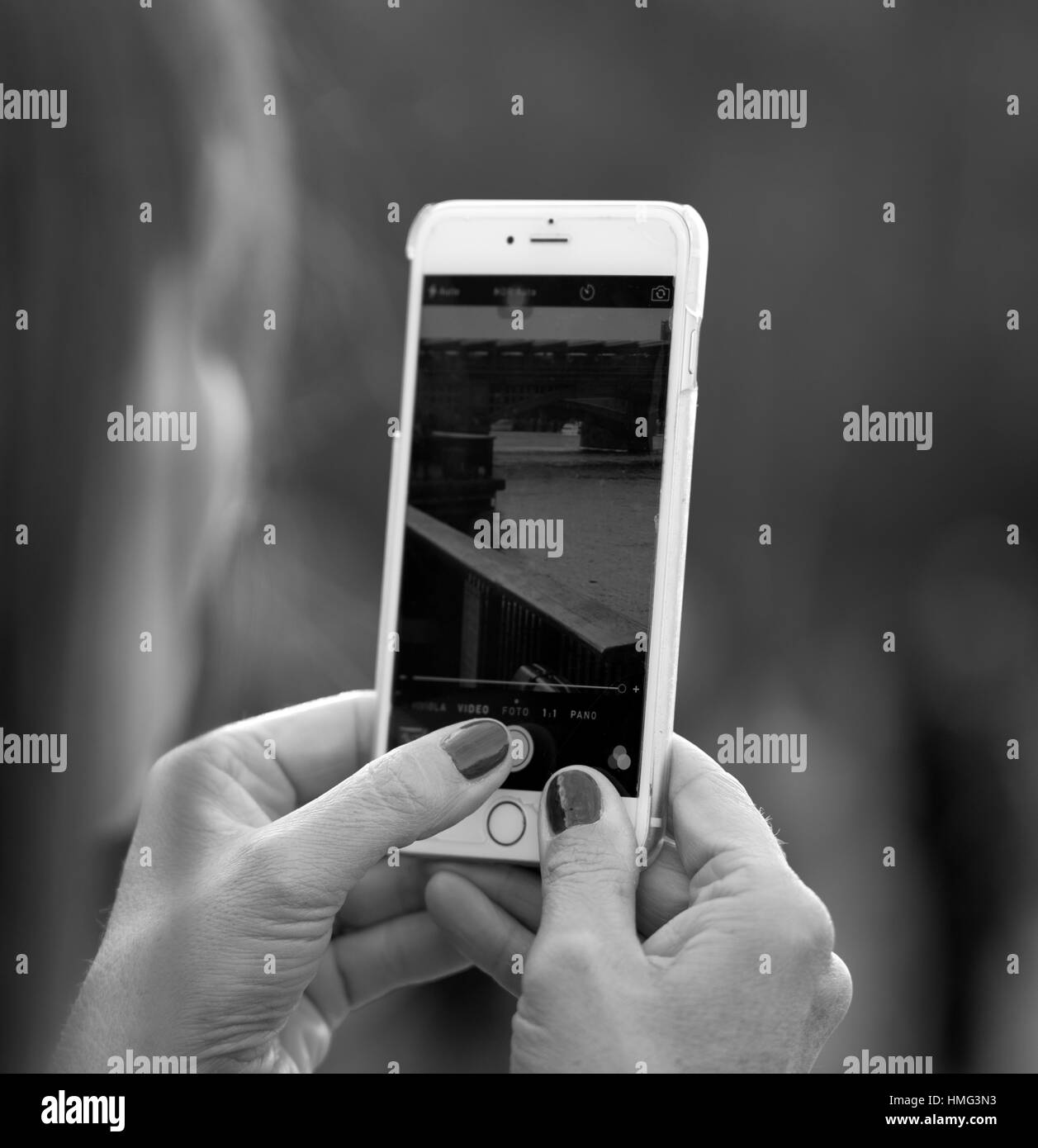 A woman holding a mobile phone, Londres, Royaume-Uni Banque D'Images