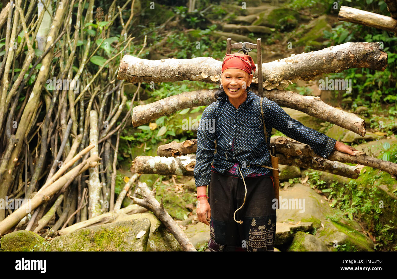 Sapa, Vietnam - 24 Octobre : femme dans le costume traditionnel de Dao rouge ehtnic peuple minoritaire du Vietnam sur les régions de montagne de la ville de Sapa sur Banque D'Images