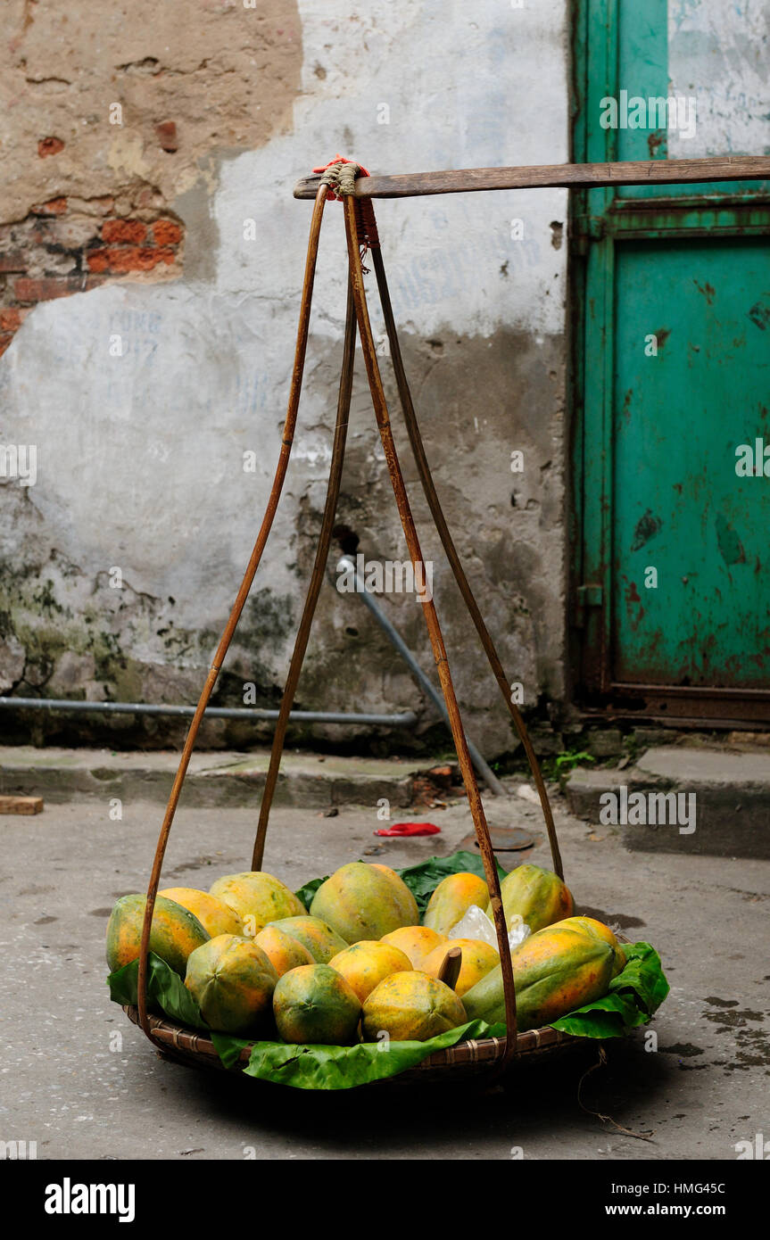 Fruits de la papaye vendus par des vendeurs de rue dans les rues de Hanoi Banque D'Images