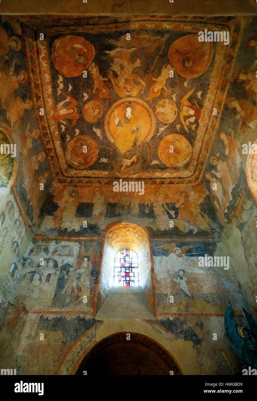 Fresques (10e siècle) à l'intérieur de la chapelle de saint-michel  d'Aiguilhe chapelle du puy-en-Velay, France, construite en 969 sur un  bouchon volcanique Photo Stock - Alamy