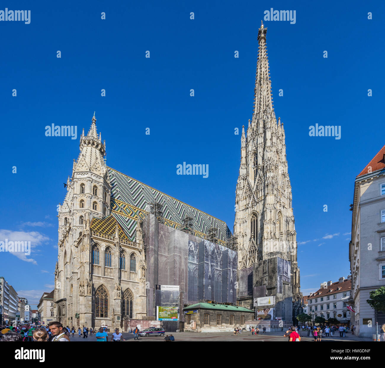 L'Autriche, Vienne, Stephansplatz, conservation et restauration déguisée habilement effords à la cathédrale Saint-Étienne (Stephansdom) Banque D'Images