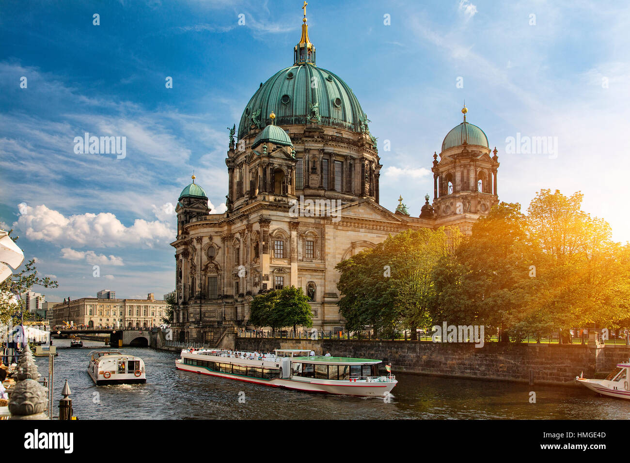 Berkin, excursion en bateau sur la rivière Spree avec cathédrale en arrière-plan Banque D'Images