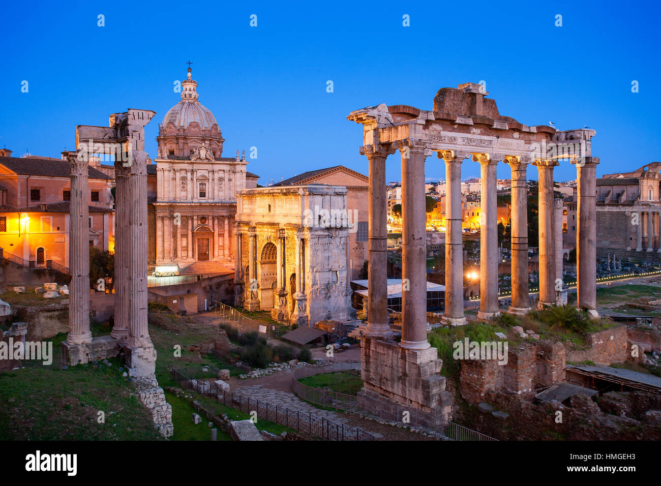 Rome, le Forum Romain illuminé la nuit Banque D'Images