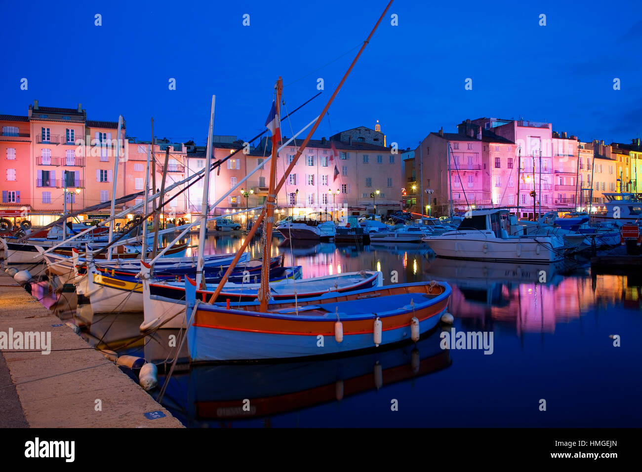 La France, Village de St-Tropez allumé au crépuscule Banque D'Images