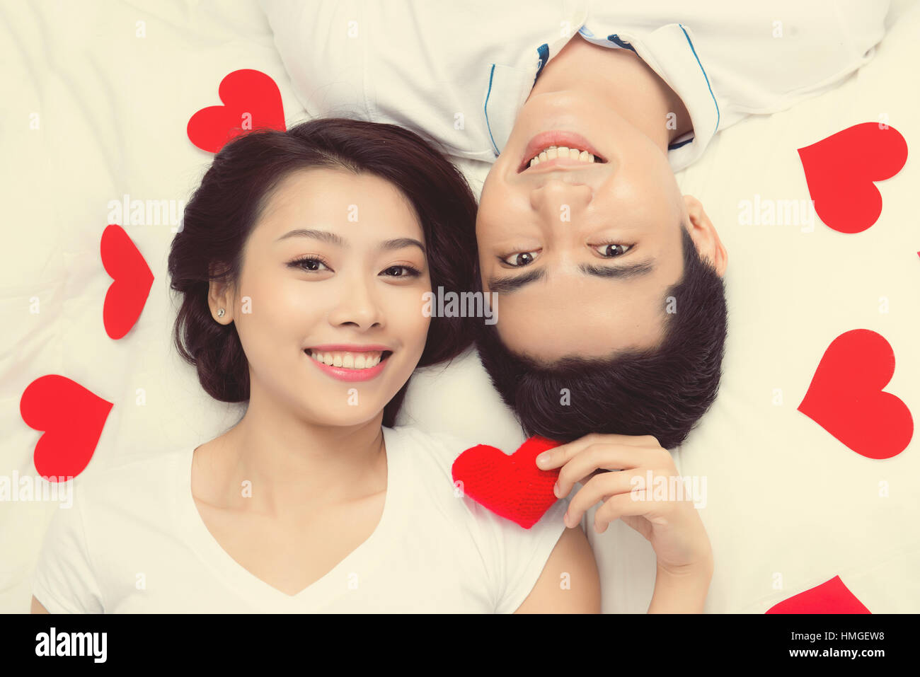 Couple D Amoureux De L Asie Au Debut De L Histoire D Amour S Amuser Ensemble Photo Stock Alamy Couple D Amoureux De L Asie Au Debut De L Histoire D Amour S Amuser Ensemble Photo Stock Alamy