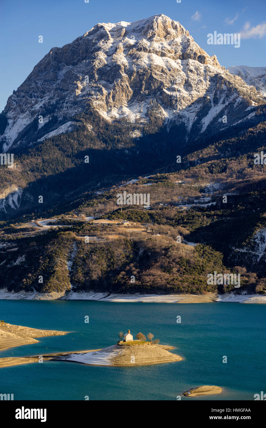 Lac de serre Poncon et Chapelle Saint Michel dans le sud des Alpes. Le sommet du Grand Morgon s'élève au-dessus de Saint Michel. Hautes Alpes, France Banque D'Images