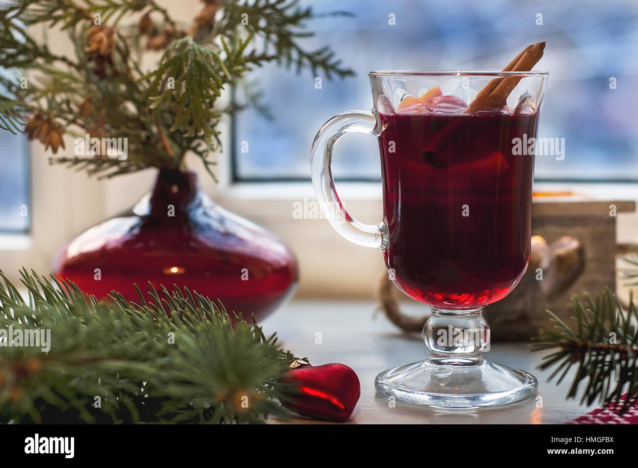 Verre de vin chaud sur table en bois avec bougie, l'orange, la cannelle et l'arbre de Noël. Maison de vacances d'hiver, Noël, nouvel an concept Banque D'Images