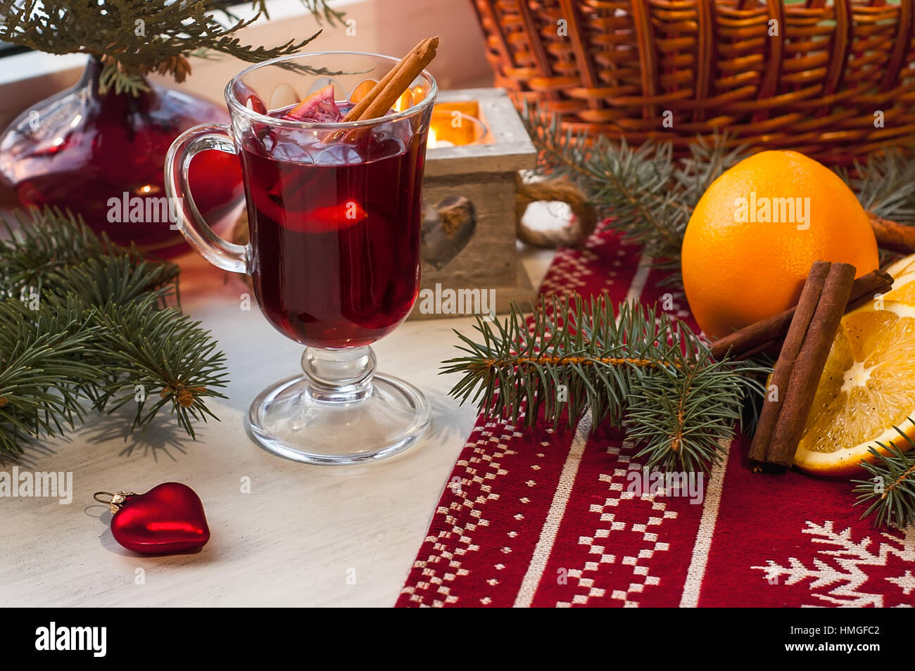 Verre de vin chaud sur table en bois avec bougie, l'orange, la cannelle et l'arbre de Noël. Maison de vacances d'hiver, Noël, nouvel an concept Banque D'Images