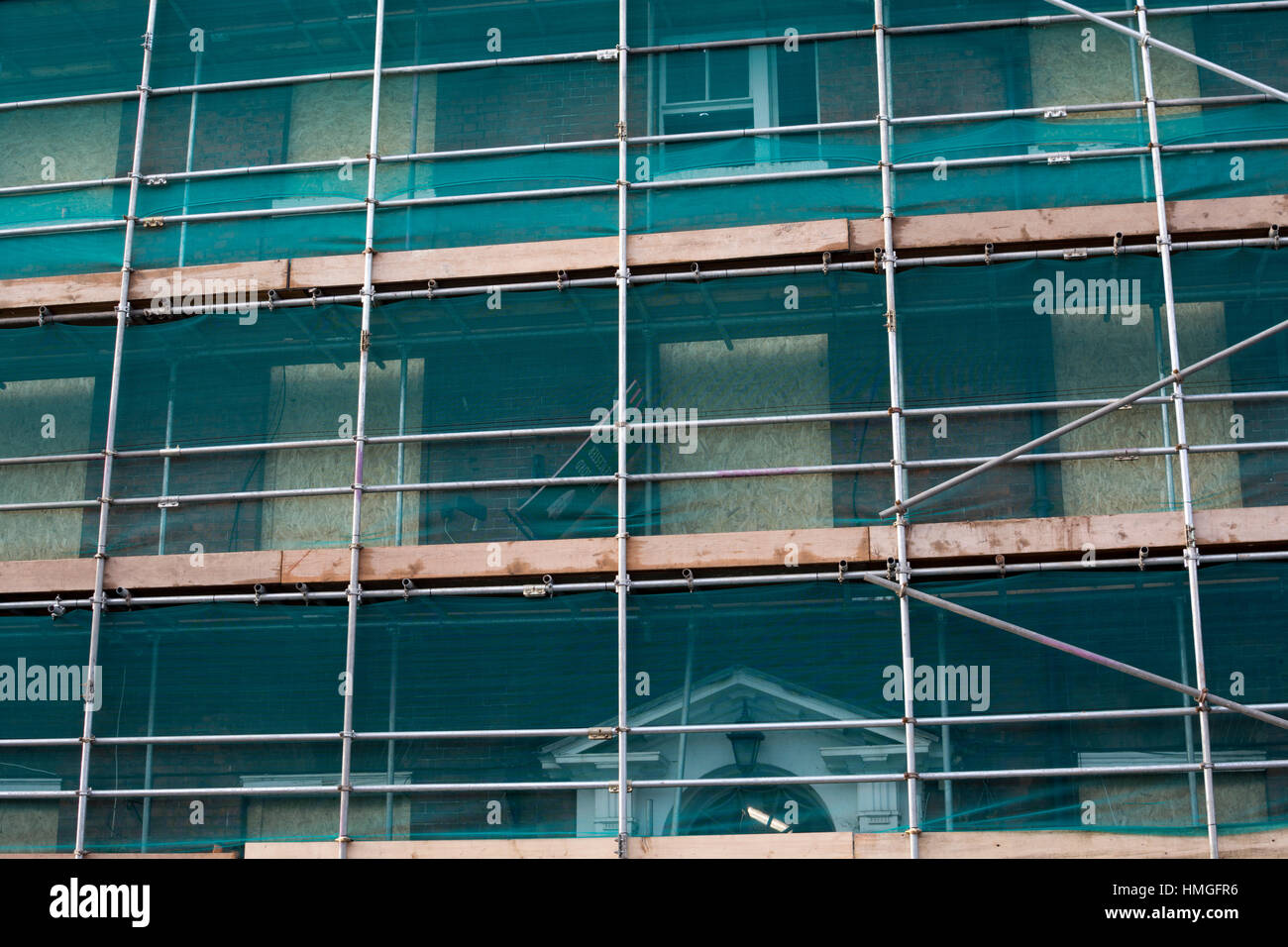 Les échafaudages et vert filet sur un bâtiment, Warwick, Royaume-Uni Banque D'Images