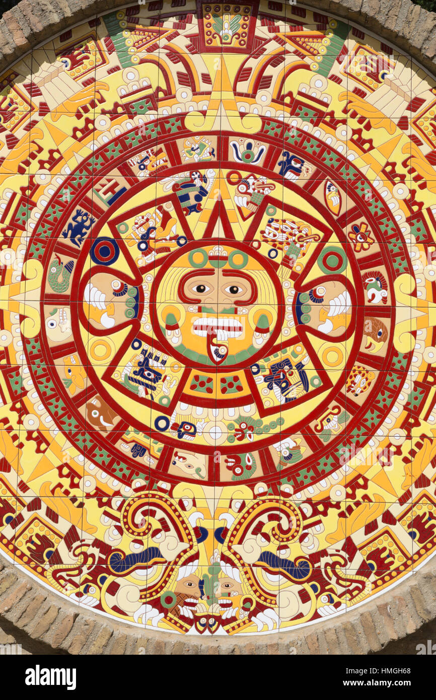 Calendrier aztèque le long de la Paseo de los Escudos au monastère de La Rabida, La Rabida, près de Huelva, Costa de la Luz, Andalousie, Espagne, Europe Banque D'Images