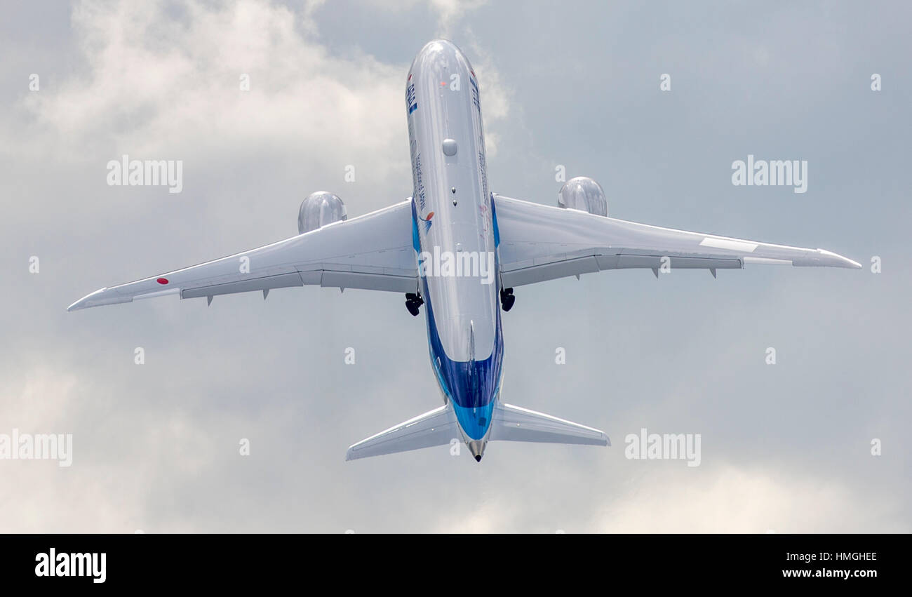 Boeing 787 Dreamliner avions exposés au Farnborough International Airshow 2016 Démonstration de décollage spectaculaire Banque D'Images