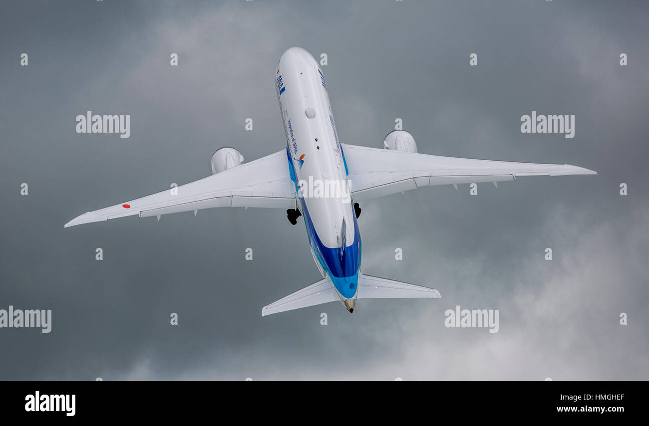 Boeing 787 Dreamliner avions exposés au Farnborough International Airshow 2016 Démonstration de décollage spectaculaire Banque D'Images