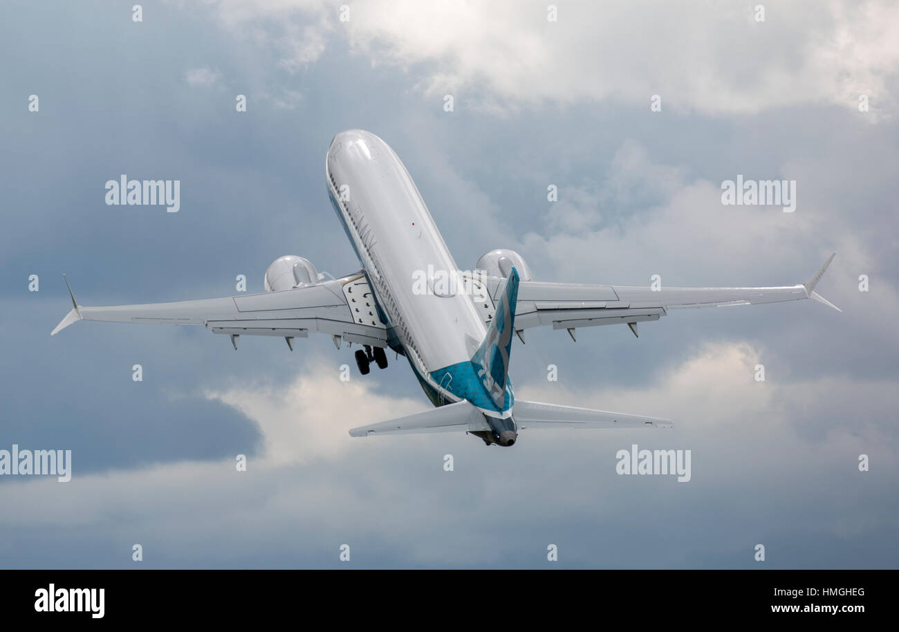 Farnborough International Airshow 2016 Boeing 737 MAX prend son envol à l'affichage à un angle très élevé Banque D'Images