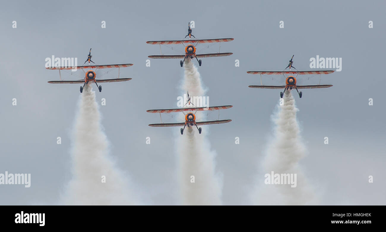 L'équipe de démonstration de marcheurs aile Breitling se produisant au Farnborough International Air Show 2016 Banque D'Images