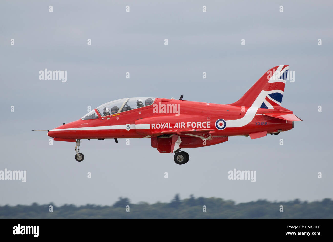 Royal Air Force d'avions BAe Hawk T1 de l'affichage des flèches rouges à l'atterrissage à l'équipe de Farnborough International Air Show 2016 Banque D'Images