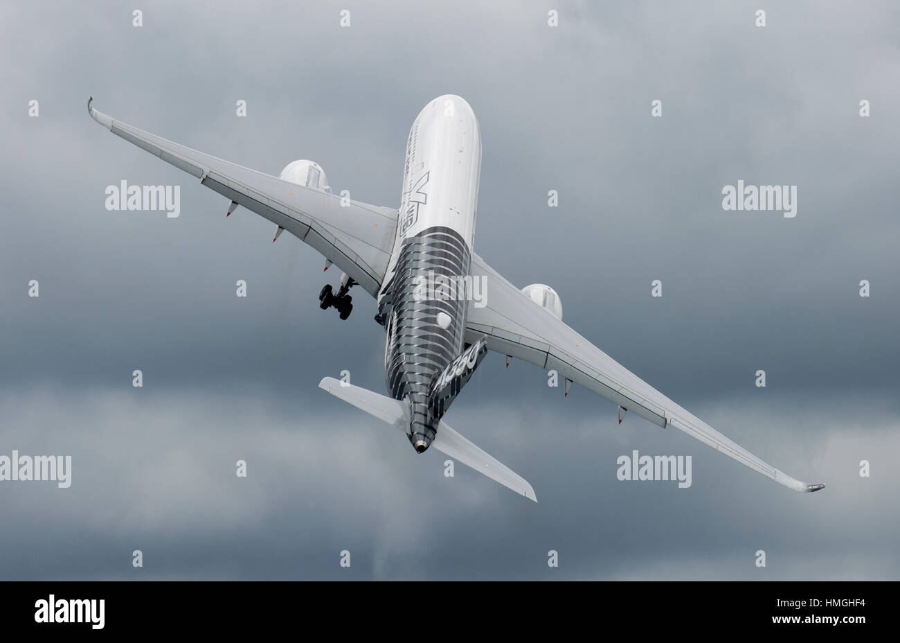 Le décollage spectaculaire de l'Airbus A350 au Farnborough International Air Show 2016 Banque D'Images